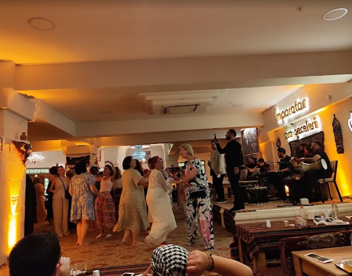 Şanlıurfa sıra gecesinde eğlenen misafirler