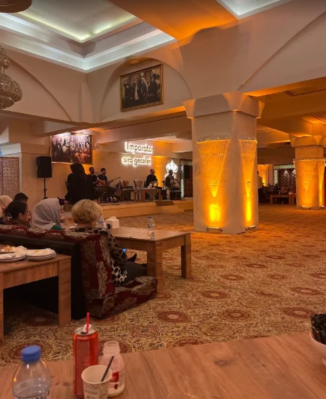 Urfa sıra gecesi salonu ve canlı müzik sahnesi