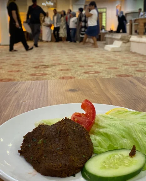 Urfa sıra gecesi yöresel çiğ köfte ikramı